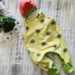 Strampler für Mädchen in Erbeerdesign + Beanie