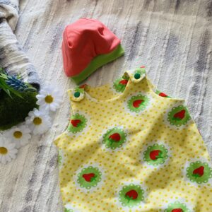 Strampler für Mädchen in Erbeerdesign + Beanie